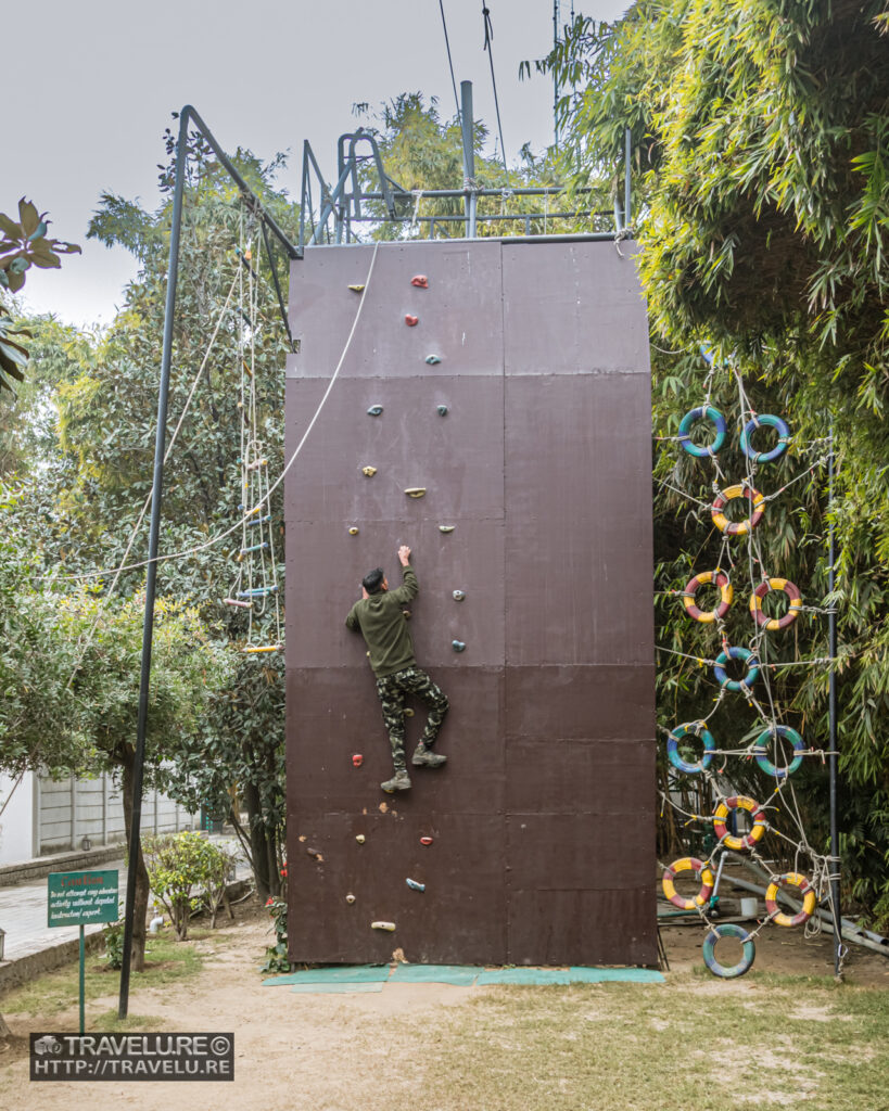 Wall climbing in The Golden Tusk - Travelure ©